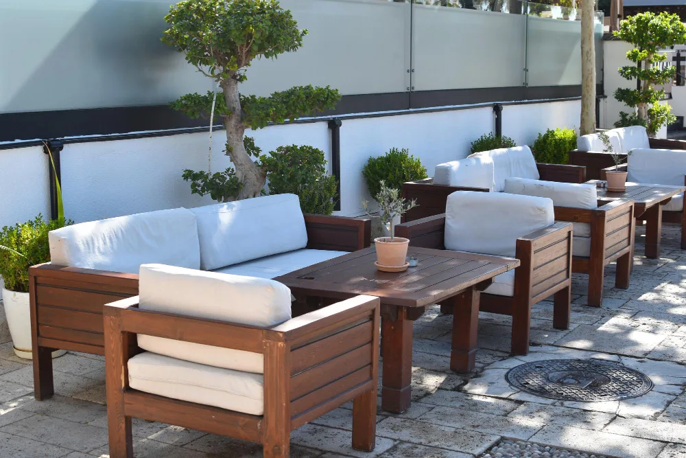 Choosing the Right Finish: Outdoor Commercial Furniture That Survives the Orlando Sun and Humidity (Buyer's Guide)